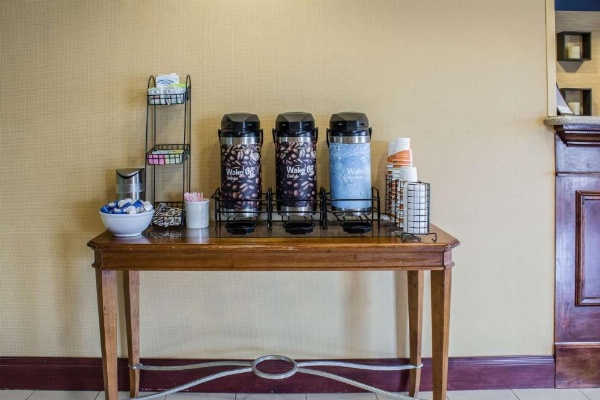 Econo Lodge Ankeny- Des Moines image 13