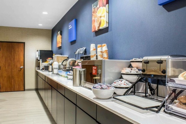 Econo Lodge Ankeny- Des Moines image 15