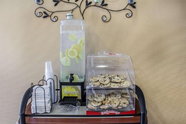 Econo Lodge Ankeny- Des Moines image 21