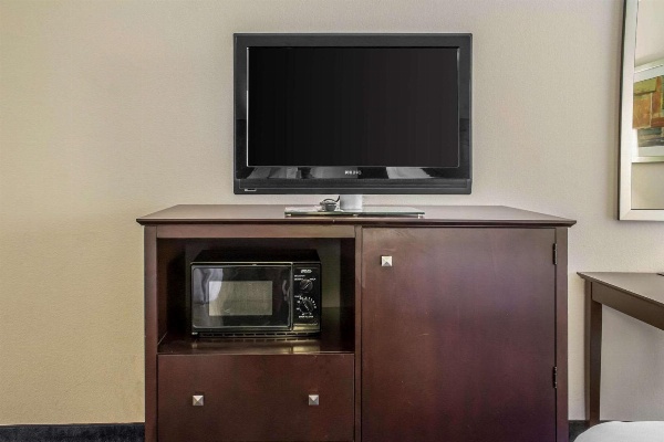 Econo Lodge Ankeny- Des Moines image 6